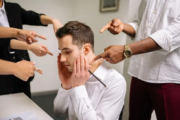 Mobbing (İş Yerinde Psikolojik Taciz) Nedir? Hukuki Haklarınız ve Tazminat Süreci